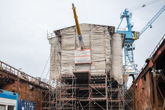 Blick auf das Segelschulschiff "Gorch Fock" im Trockendock in Bremerhaven.