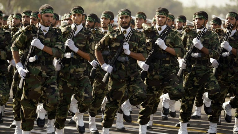 Soldaten der Iranischen Revolutionsgarde während einer Militärparade: Mit den Maßnahmen wollen die USA die Finanzhilfen für die Einheit einschränken.
