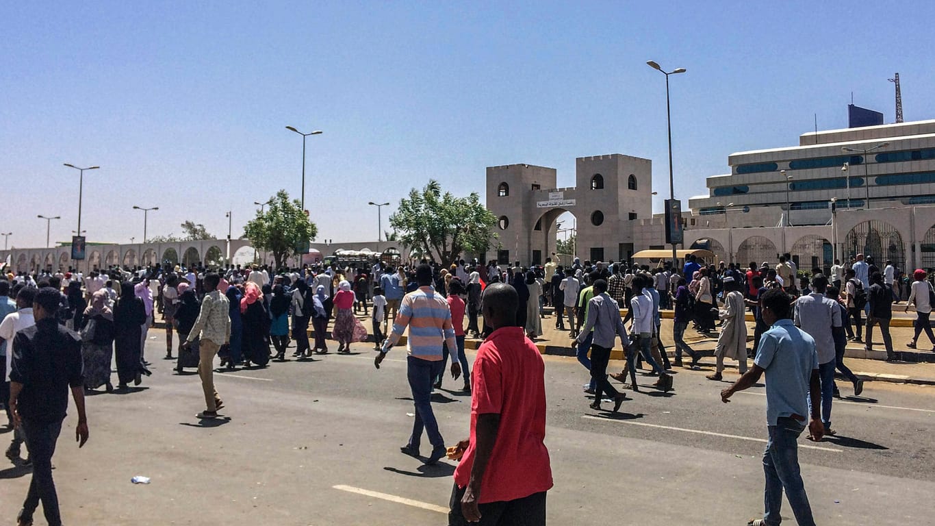 Demos vor dem Hauptquartier der Armee: 5 Demonstranten und 42 Sicherheitskräfte wurden am Wochenende verletzt, erklärte die staatliche Medienagentur.