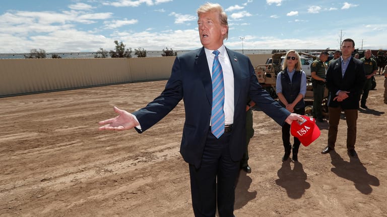 Prestigeprojekt gegen Einwanderung: Donald Trump vergangene Woche in Calexico an der Grenze der USA zu Mexiko. Rechts neben ihm Heimatschutzministerin Kirstjen Nielsen.