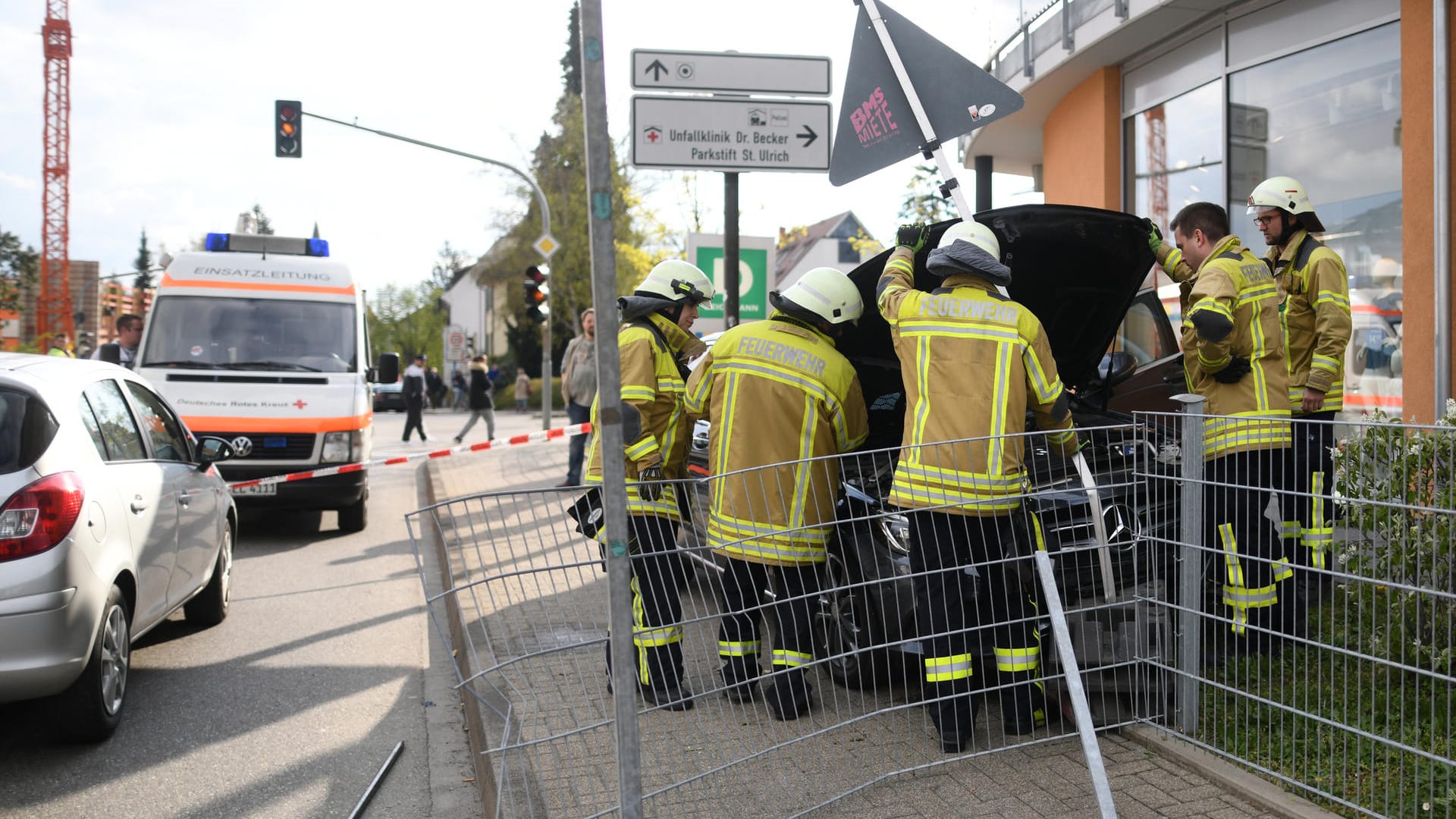 Feuerwehrmänner stehen vor der Unfallstelle: Die Familienmitglieder wurden zum Teil schwer verletzt.