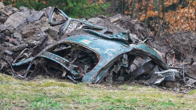 Hinweise auf den mutmaßlichen Mord an einer Zwölfjährigen vor 43 Jahren? Die Reste eines VW Käfers liegen neben einem Forst außerhalb von Flossenbürg in der Oberpfalz. Hinweise auf den mutmaßlichen Mord an einer Zwölfjährigen vor 43 Jahren? Die Reste eines VW Käfers liegen neben einem Forst außerhalb von Flossenbürg in der Oberpfalz.
