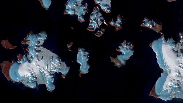Satellitenbild von abschmelzenden Gletschern in der russischen Arktis. Satellitenbild von abschmelzenden Gletschern in der russischen Arktis.