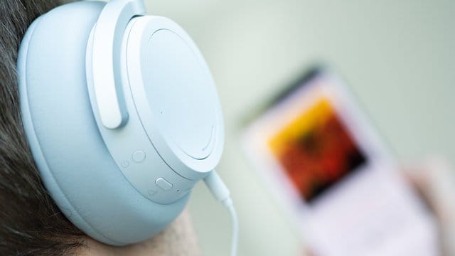 Ist der Akku leer oder Bluetooth keine Option, kommt der Ton auch per 3,5-Millimeter-Klinke auf die Ohren. Ist der Akku leer oder Bluetooth keine Option, kommt der Ton auch per 3,5-Millimeter-Klinke auf die Ohren.