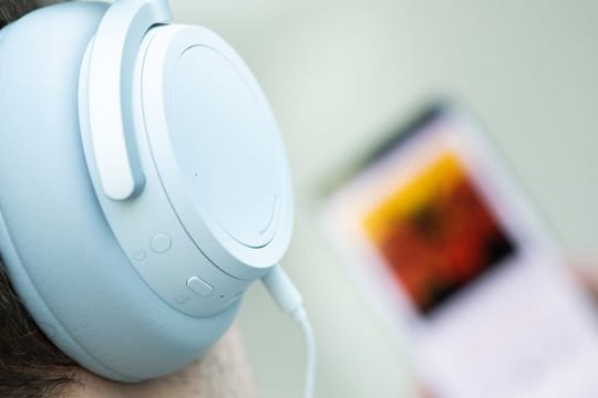 Ist der Akku leer oder Bluetooth keine Option, kommt der Ton auch per 3,5-Millimeter-Klinke auf die Ohren.