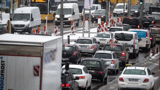 Autos und Lastwagen stehen am Stuttgarter Hauptbahnhof im Stau. Autos und Lastwagen stehen am Stuttgarter Hauptbahnhof im Stau.