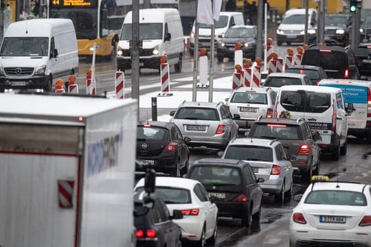 Autos und Lastwagen stehen am Stuttgarter Hauptbahnhof im Stau.