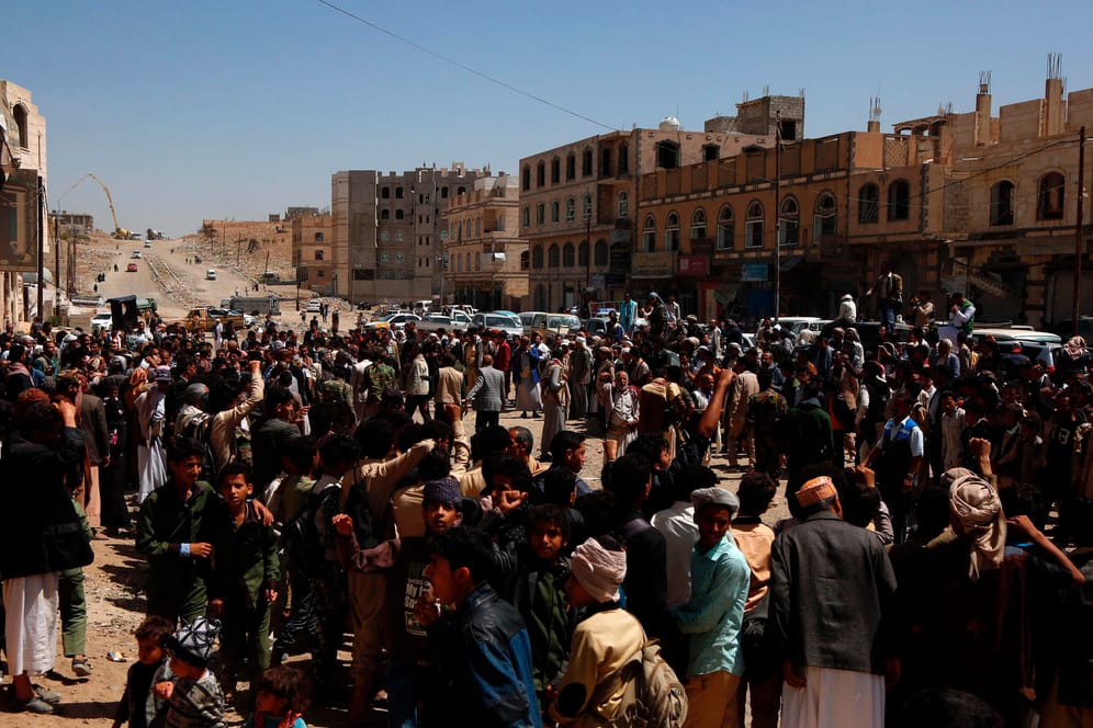 Menschen demonstieren nach einem saudischem Luftangriff in Sanaa: Im Jemen tobt ein blutiger Krieg.