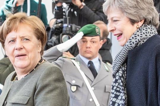 Bundeskanzlerin Angela Merkel (l, CDU) empfängt Theresa May vor dem Kanzleramt.
