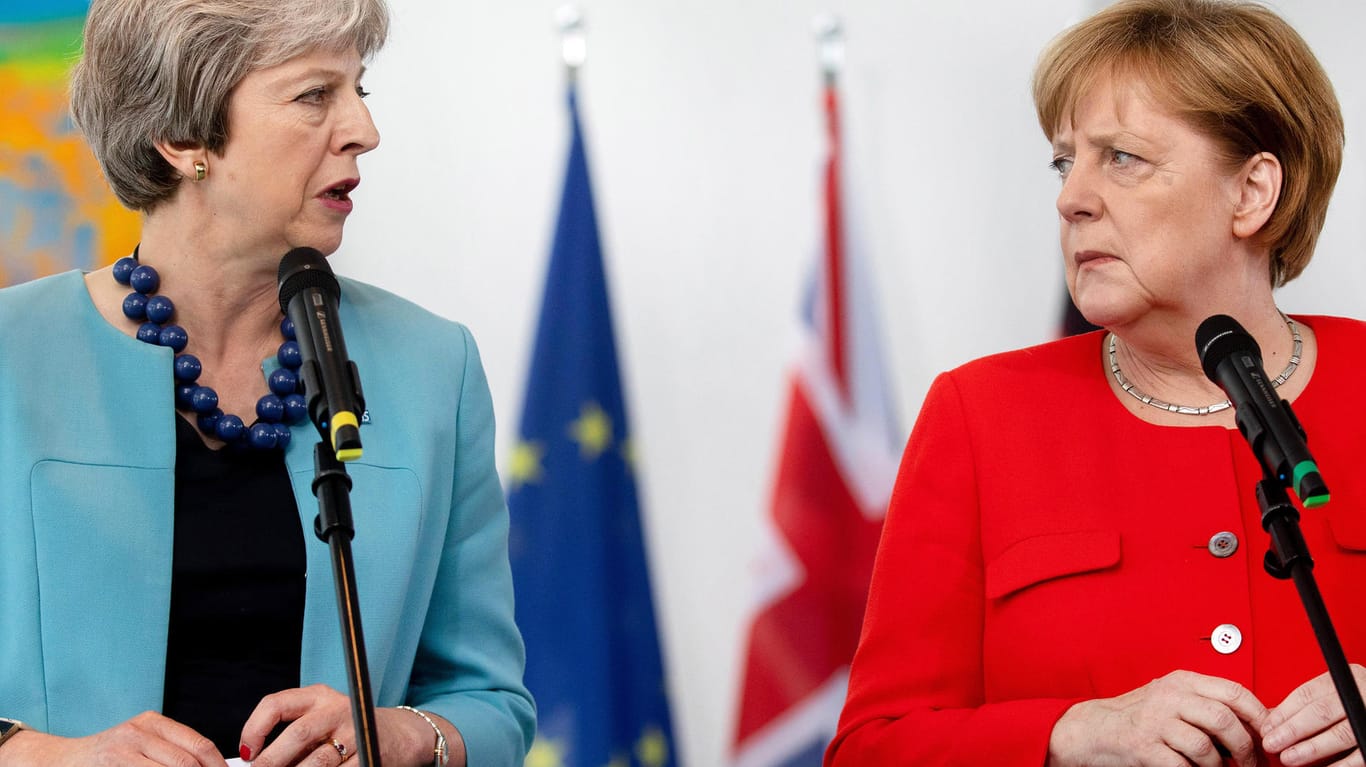 Theresa May und Angela Merkel im Sommer 2018: Am Dienstag reist die britische Premierministerin zur Kanzlerin, um für eine Verlängerung der Austrittsfrist zu werben. Am Nachmittag geht es weiter nach Frankreich zu Präsident Macron. (Archivbild)
