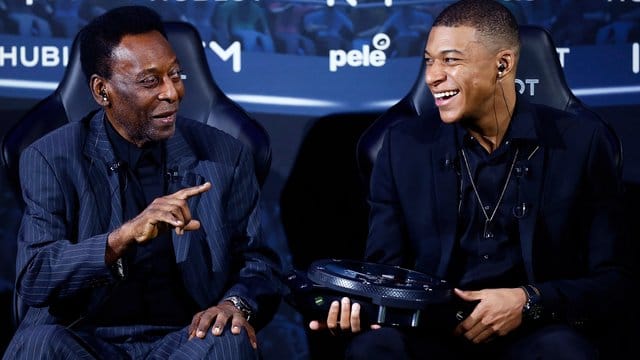 Bei seinemm Aufenthalt in Paris hat sich Fußballlegende Pele (l) mit dem französischen Weltmeister Kylian Mbappe getroffen.