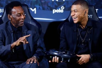 Bei seinemm Aufenthalt in Paris hat sich Fußballlegende Pele (l) mit dem französischen Weltmeister Kylian Mbappe getroffen.