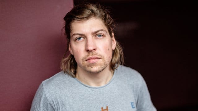Philipp Poisel telefoniert (noch) mit einem normalen Handy vom Discounter.