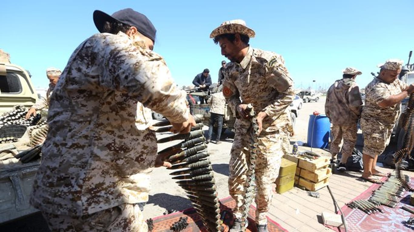 Regierungstreue Kämpfer bereiten sich bei Tripolis auf den Einsatz gegen die sogenannte "Libysche Nationalarmee" (LNA) unter General Haftar vor.