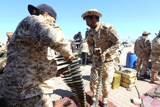 Regierungstreue Kämpfer bereiten sich bei Tripolis auf den Einsatz gegen die sogenannte "Libysche Nationalarmee" (LNA) unter General Haftar vor.