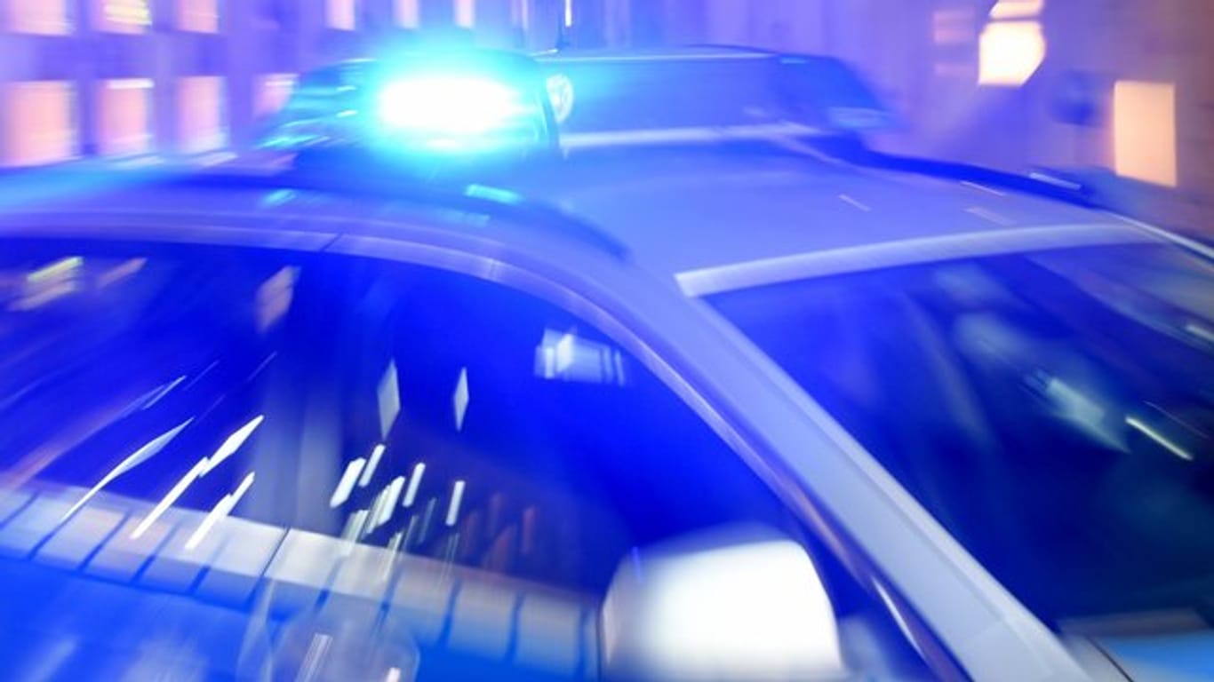 Blaulicht auf Polizeiauto: In Köln wurde eine tote Frau aus dem Rhein geborgen.
