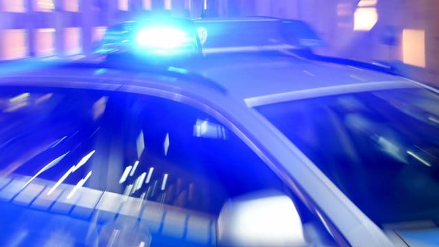 Blaulicht auf Polizeiauto: In Köln wurde eine tote Frau aus dem Rhein geborgen.