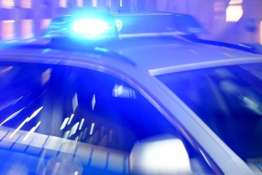 Blaulicht auf Polizeiauto: In Köln wurde eine tote Frau aus dem Rhein geborgen.