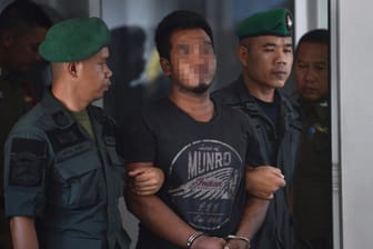 Thailand, Chonburi: Ein mutmaßlicher Tatverdächtiger wird von der thailändischen Polizei in die Polizeistation Ko Si Chang geführt. Im Thailand-Urlaub ist eine 26 Jahre alte Deutsche vergewaltigt und ermordet worden.