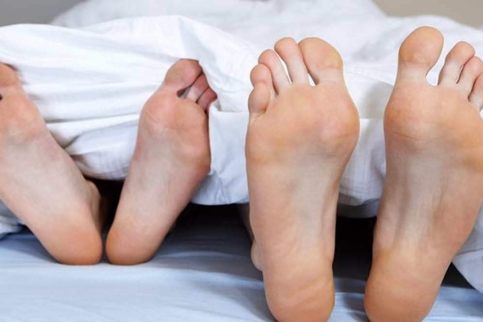 Paare sollten beim Bettenkauf auf eine ausreichende Größe des Schlafmöbels achten.