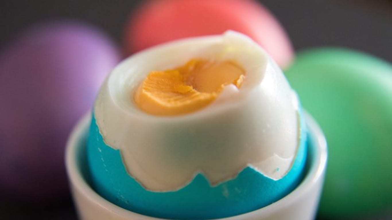 Festliches Frühstück: Wer zu Ostern feines Tafelsilber deckt, sollte es nicht für die Eier verwenden.
