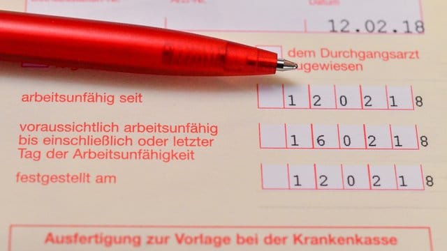 Wurde eine Reise schon vor der Arbeitsunfähigkeit gebucht, besteht auch während des Urlaubs der Anspruch auf Krankengeld weiter - das gilt auch für das Ausland.