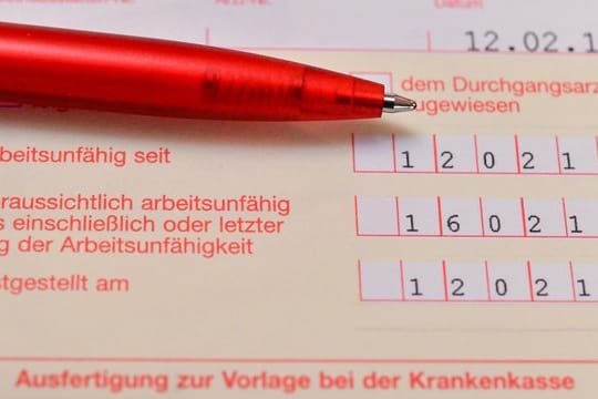 Wurde eine Reise schon vor der Arbeitsunfähigkeit gebucht, besteht auch während des Urlaubs der Anspruch auf Krankengeld weiter - das gilt auch für das Ausland.