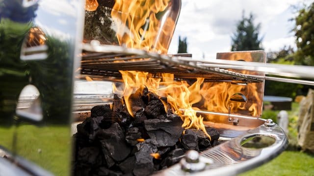 Gefährliches Feuer: Spiritus und andere Brandbeschleuniger können für hohe Flammen sorgen.