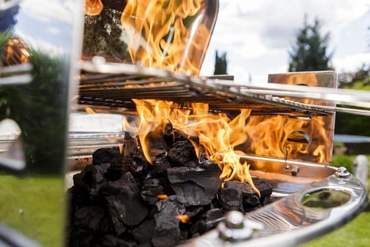 Gefährliches Feuer: Spiritus und andere Brandbeschleuniger können für hohe Flammen sorgen.