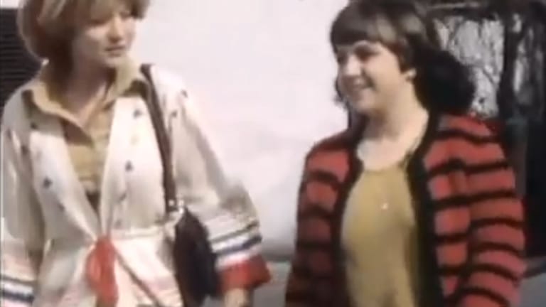 Nachgestellte Szene in "Aktenzeichen XY...ungelöst", 1977: Monika (r.) mit einer Freundin beim Spaziergang. Danach verschwindet das Mädchen.