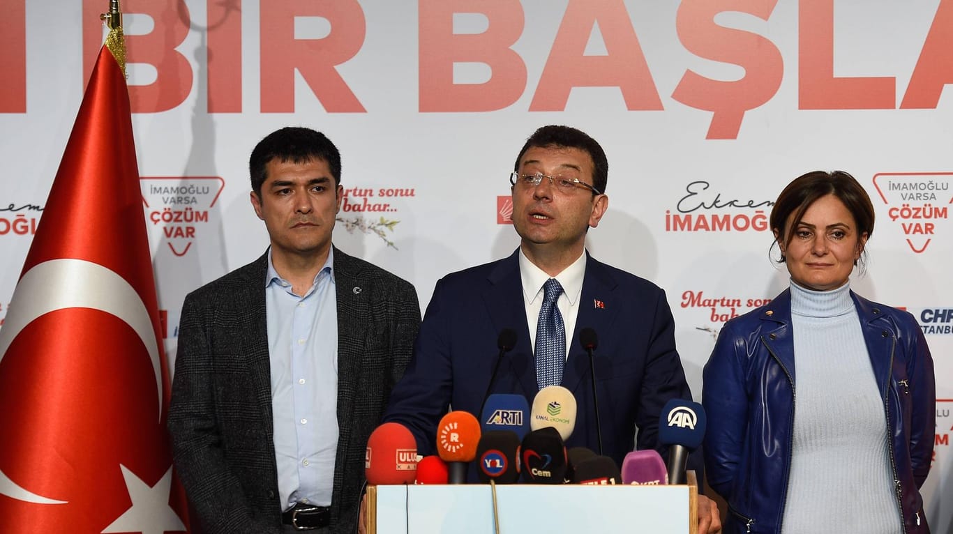 Ekrem Imamoglu (Mitte): Die türkische Wahlkommission den Antrag der Regierungspartei AKP auf vollständige Neuauszählung der Stimmen abgelehnt.
