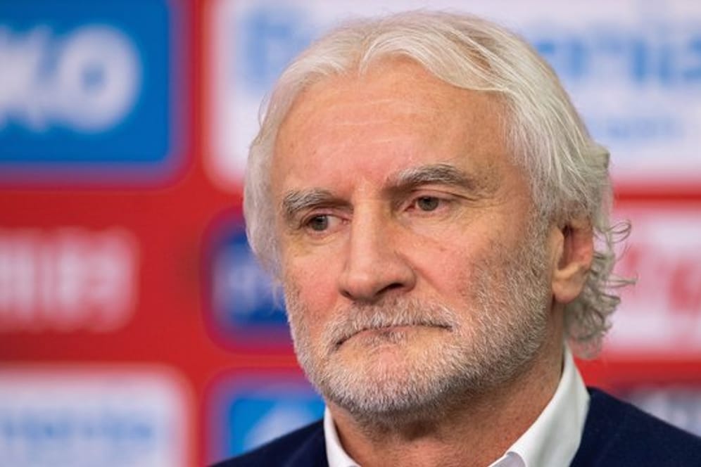 Bayer Leverkusen Sportgeschäftsführer Rudi Völl hat Spielsystem und Trainer Peter Bosz gegen Kritik verteidigt.