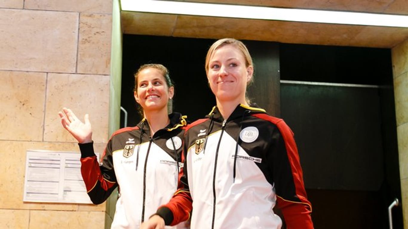 Angelique Kerber (r) und Julia Görges kehren für das Relegationsspiel in Lettland ins Fed-Cup-Team zurück.