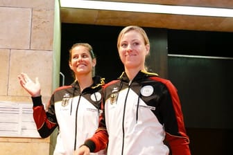 Angelique Kerber (r) und Julia Görges kehren für das Relegationsspiel in Lettland ins Fed-Cup-Team zurück.