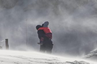 Agrarminister Till Backhaus (SPD) hat angesichts der aktuellen Trockenheit vor Staubstürmen über Feldern gewarnt. (Archivbild)