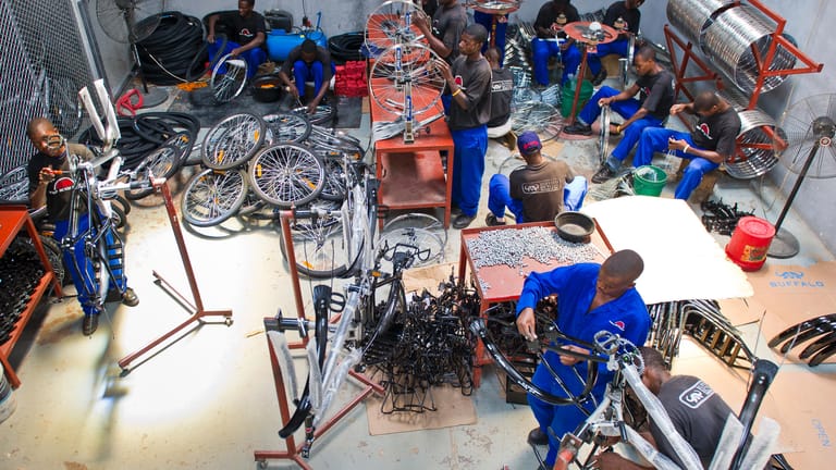 Bis zu 120 Räder werden in Sambias Hauptstadt Lusaka jeden Tag zusammengebaut.