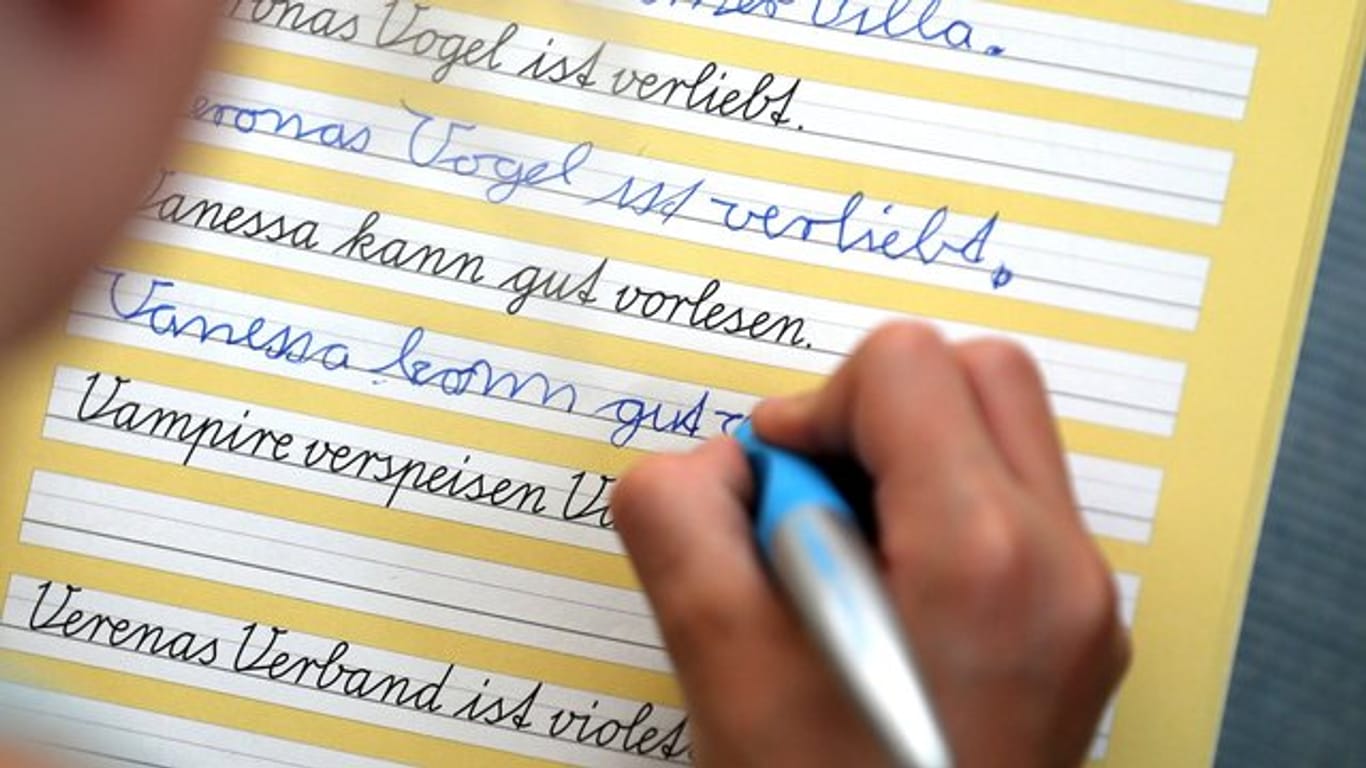 Laut einer aktuellen Umfrage hat mehr als jedes dritte Grundschulkind (37 Prozent) Probleme, eine gut lesbare und flüssige Handschrift zu entwickeln.