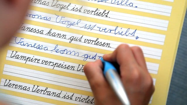 Laut einer aktuellen Umfrage hat mehr als jedes dritte Grundschulkind (37 Prozent) Probleme, eine gut lesbare und flüssige Handschrift zu entwickeln. Laut einer aktuellen Umfrage hat mehr als jedes dritte Grundschulkind (37 Prozent) Probleme, eine gut lesbare und flüssige Handschrift zu entwickeln.