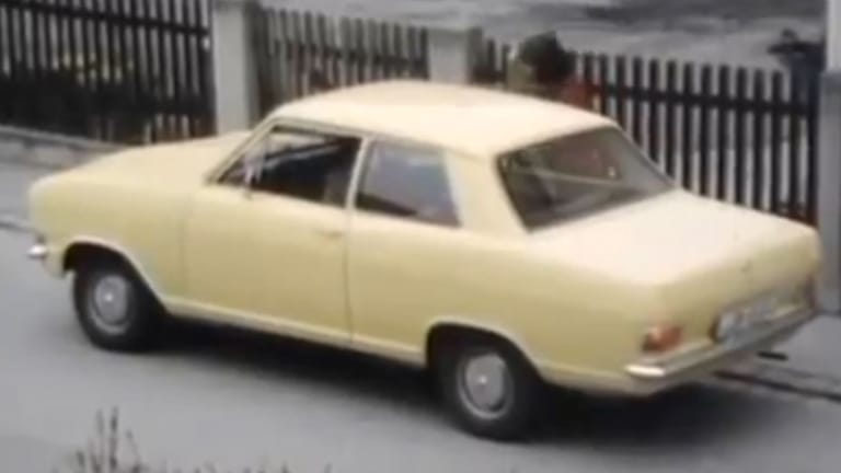 Nachgestellte Szene aus "Aktenzeichen XY...ungelöst", 1977: Das Auto galt lange als wichtige Spur in dem Fall – doch Ermittler haben neue Erkenntnisse.