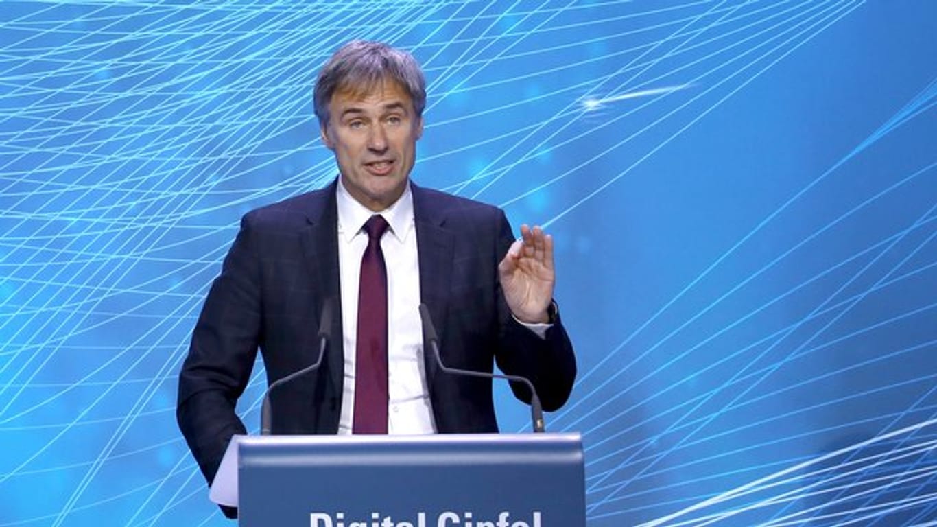 Bitkom-Chef Achim Berg fordert europaweit die gleichen Wettbewerbsbedingungen für alle Netzausrüster an.