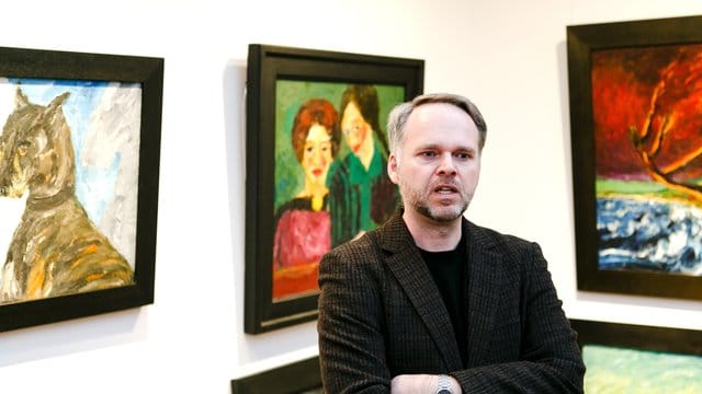 Christian Ring, Direktor der Nolde-Stiftung, im Bildersaal des ehemaligen Wohnhauses von Emil Nolde. Christian Ring, Direktor der Nolde-Stiftung, im Bildersaal des ehemaligen Wohnhauses von Emil Nolde.