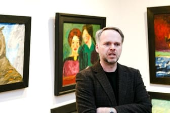 Christian Ring, Direktor der Nolde-Stiftung, im Bildersaal des ehemaligen Wohnhauses von Emil Nolde.