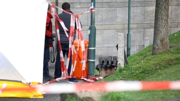 Ermittler stehen an einer Bank in der Remscheider Innenstadt, auf der eine Person verbrannt ist.