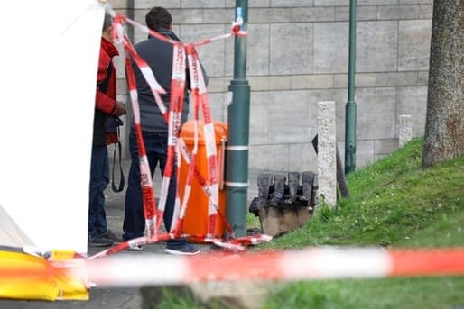 Ermittler stehen an einer Bank in der Remscheider Innenstadt, auf der eine Person verbrannt ist.