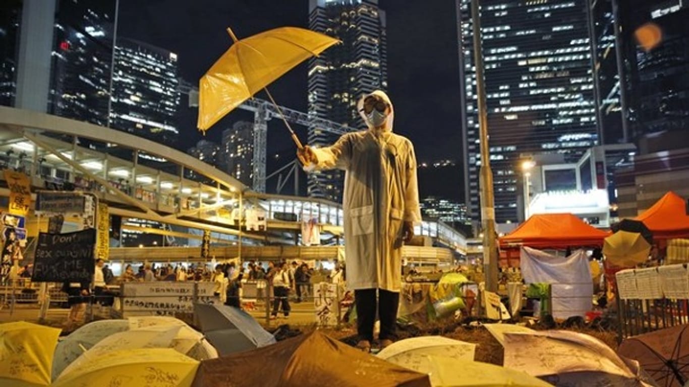 Viereinhalb Jahre nach der Regenschirm-Bewegung für mehr Demokratie in Hongkong sind neun Anführer der Proteste schuldig gesprochen worden. (Archivbild)