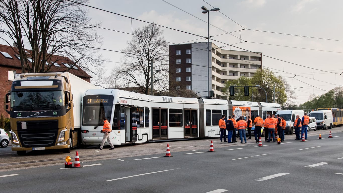 Eine Straßenbahn ist am Morgen in Gelsenkirchen nach einem Unfall mit einem Lastwagen aus den Gleisen gesprungen.