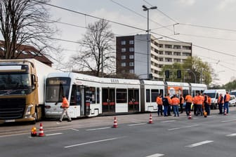 Eine Straßenbahn ist am Morgen in Gelsenkirchen nach einem Unfall mit einem Lastwagen aus den Gleisen gesprungen.