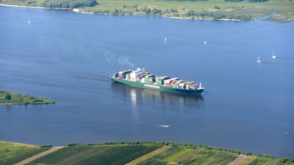 Ein Containerschiff fährt auf der Elbe
