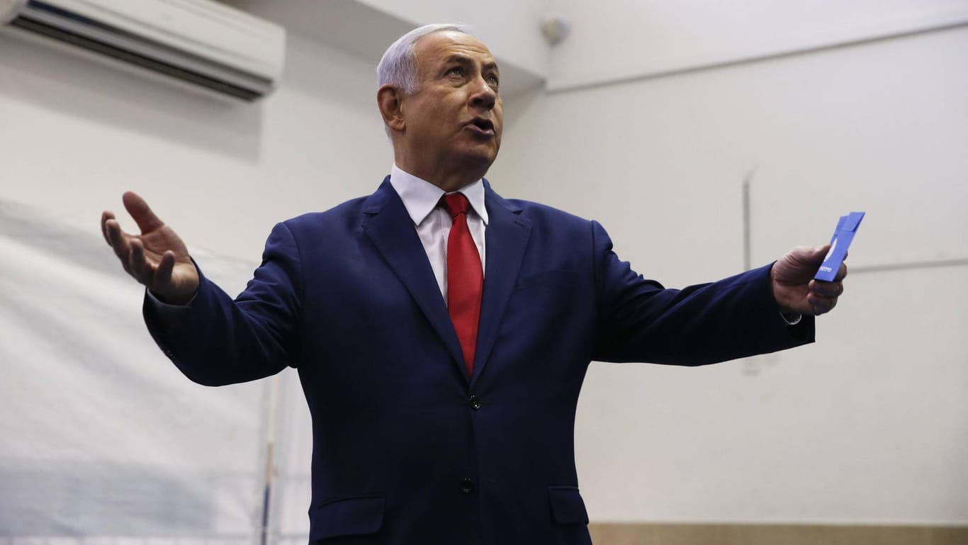 Benjamin Netanjahu im Wahllokal: Der isrealische Ministerpräsident lässt offenbar heute bei den Parlamentswahlen Video-Aufnahmen anfertigen.