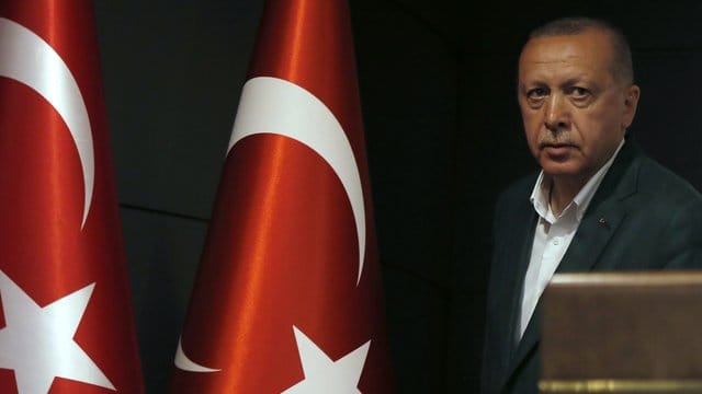 Die AKP um Präsident Recep Tayyip Erdogan akzeptiert das vorläufige Ergebnis der Wahl in Istanbul nicht. Die AKP um Präsident Recep Tayyip Erdogan akzeptiert das vorläufige Ergebnis der Wahl in Istanbul nicht.